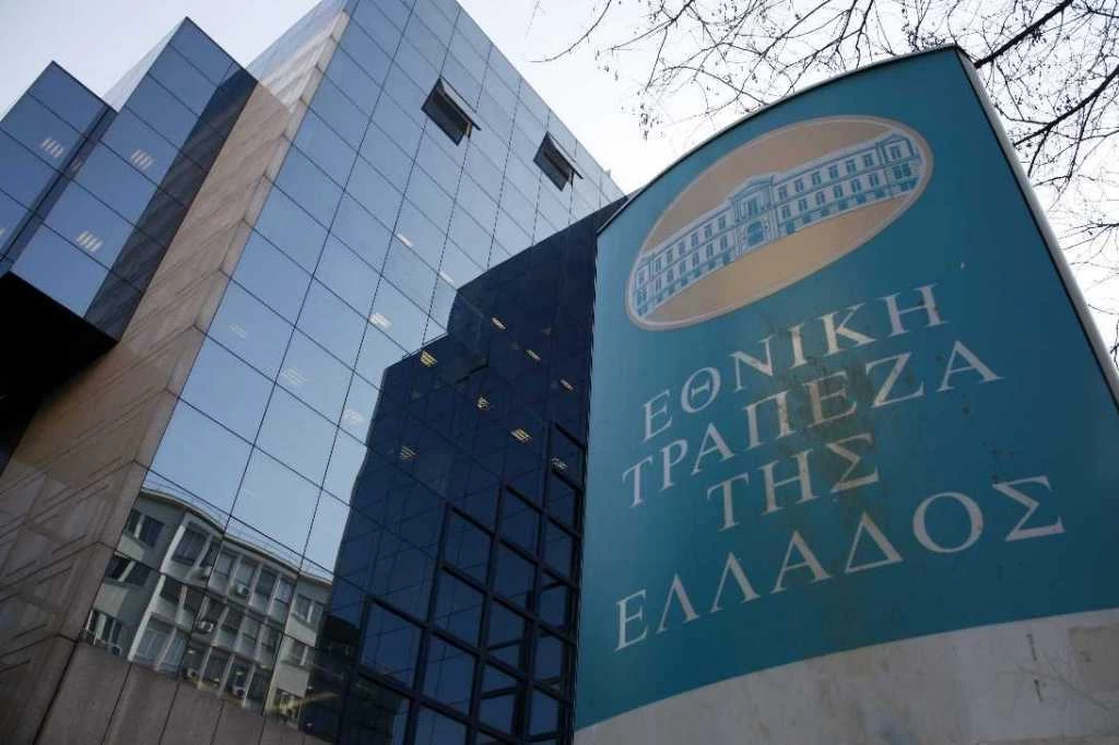 Έκτακτο: Eκκενώθηκε η Εθνική Τράπεζα στο Σύνταγμα μετά από τηλεφώνημα για βόμβα!